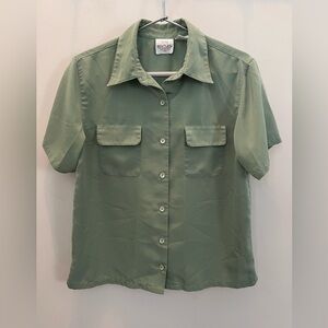 TR Bentley Women’s Green Short Sleeve Button-Up Shirt Size Small